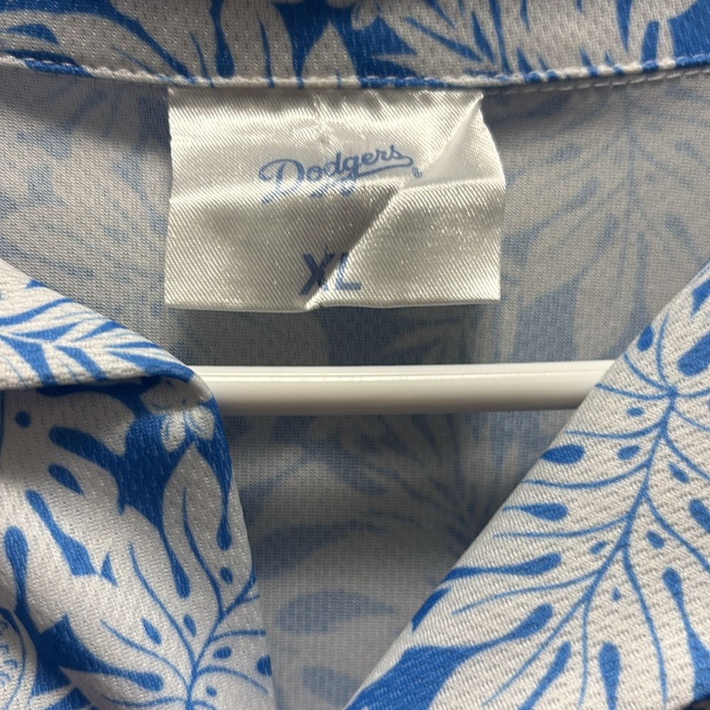 Los Angeles Dodgers Luau night hawaiian shirt XL button down merch - Picture 4 of 6